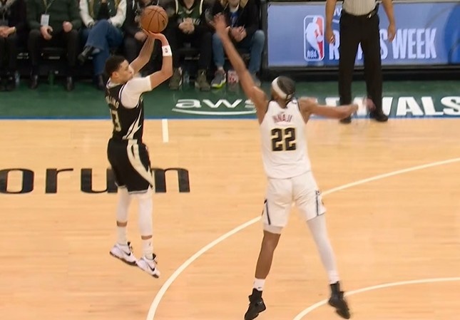 开云体育-悬念再起！雄鹿5分钟轰出20-4攻击波 追到仅差2分